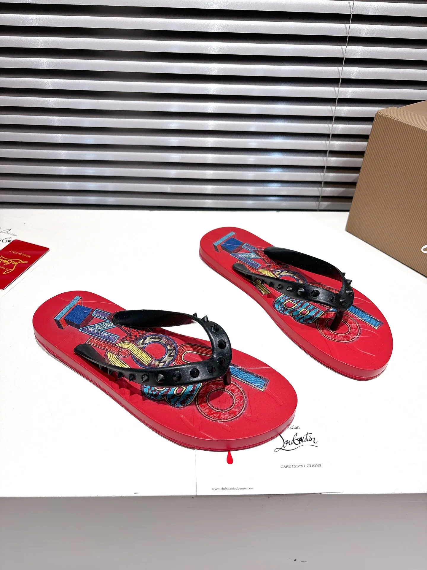 👟👟Ex-factory price 300👟👟 ╔Flip-flops black print╗ (yellow box packaging) ·Top version customization·2025𝐬𝐬 𝑪𝒉𝒓𝒊𝒔𝒕𝒊𝒂𝒏 𝑳𝒐𝒖𝒃𝒐𝒖𝒕𝒊𝒏 ▪️No matter the last shape, fabric, diamonds, nails, lining, outsole, they are as close as possible to ZP... ▪️The original sole is specially provided by the original factory ▪️The lining is imported water-dyed cowhide ▪️Private customization time is about 3-7 days —————— Size: Men's 37M-46M